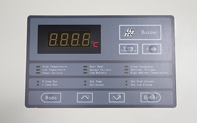 -86°C Congelador de temperatura ultra baixa com sistema de cascata automática detalhe - Display digital para temperatura. Painel de controle para configuração. Com botão de luz de alarme, para mostrar claramente e fácil para a atenção.