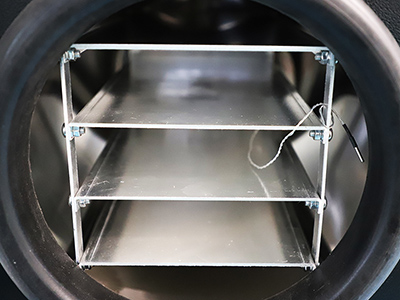 Secador de congelamento pequeno para uso doméstico de 1-2 kg para alimentos detalhe - Bandejas de material de aço inoxidável e câmara de secagem.