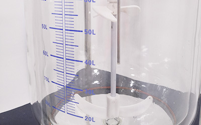 Reator de vidro 100L encamisado detalhe - Material de vidro com alto teor de borosilicato, âncora de agitação de camada dupla, material PTFE para anticorrosão.