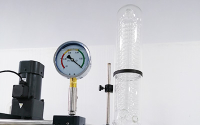 Reator de vidro 100L encamisado detalhe - Medidor de vácuo de óleo, antivibração durante a agitação; Condensador de área superficial de alta eficiência.
