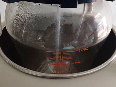 Reator de vidro de camada única 100L detalhe - Banho de aquecimento com serpentina de aquecimento, a faixa de temperatura é a temperatura ambiente de 180 ℃. Caldeira de reação redonda para 1L-100L, caldeira cilíndrica para 100L-200L.