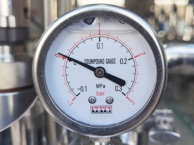 Reator químico de aço inoxidável de dupla camada 20L detalhe - Medidor de pressão de vácuo, ponteiro em tempo real, exibe vácuo real.