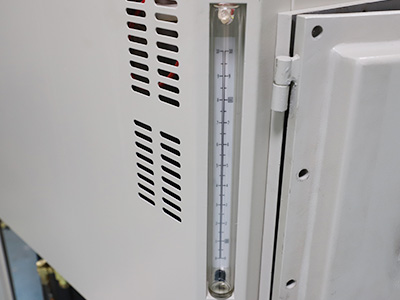 Chiller Aquecedor de Água 50L para Laboratório detalhe - Nível líquido do óleo, pode-se observar o nível do óleo a qualquer momento.