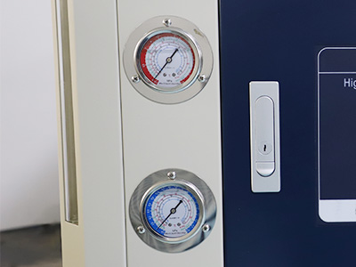 Chiller Aquecedor de Água 50L para Laboratório detalhe - Medidor de alta pressão e baixa pressão, pode observar a condição do compressor a qualquer momento.