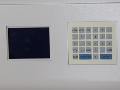 Espectrofotômetro de Absorção Atômica detalhe - Processamento de dados informático integrado e ecrã LCD com interface para um computador.