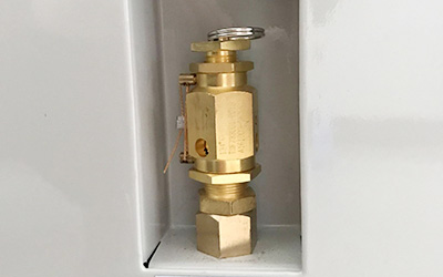 Esterilizador de vapor de vácuo de pulso Benchtop Classe B detalhe - Válvula de segurança, quando a temperatura do esterilizador é muito alta, a válvula de segurança esvaziará automaticamente para garantir o uso seguro.