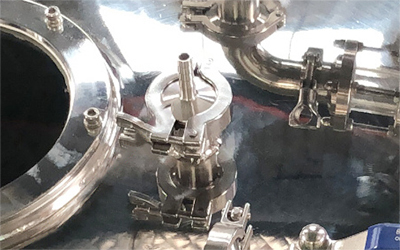 Extrator de centrífuga de etanol para óleo de cânhamo CBD detalhe - A porta de vácuo com braçadeira rápida pode combinar com a bomba de vácuo para alimentação de pressão negativa.
