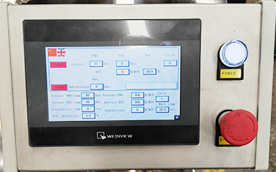Sistema de centrífuga de extração de álcool e etanol detalhe - Tela de toque de controle com programa PLC e dispositivo de medição de temperatura, a temperatura em tempo real pode ser exibida no display.
