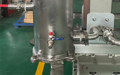 Evaporador de filme descendente em escala de laboratório para recuperação de etanol detalhe - Porta de alimentação com sistema de filtração, que pode fazer a filtração primária ao alimentar a amostra.