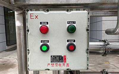 Evaporador de filme descendente em escala de laboratório para recuperação de etanol detalhe - Caixa de controle à prova de explosão. Um botão inicia e pára. Com lâmpada de alarme para funcionamento e falha.