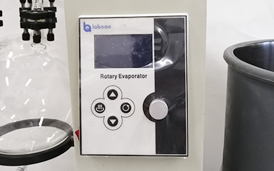 Novo evaporador rotativo 20L detalhe - Controlador, display digital para temperatura e velocidade.