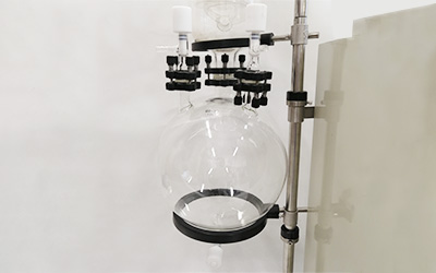 Novo evaporador rotativo 20L detalhe - Receiving flask with discharge valve and air release valve.
