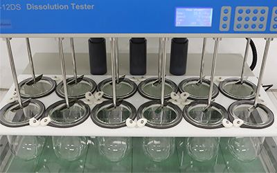 Testador de dissolução RC-12DS com 12 recipientes detalhe - Total de 12 vasinhos e 12 hastes, 6 vasos e 6 hastes em cada linha, podendo testar 12 amostras por vez.