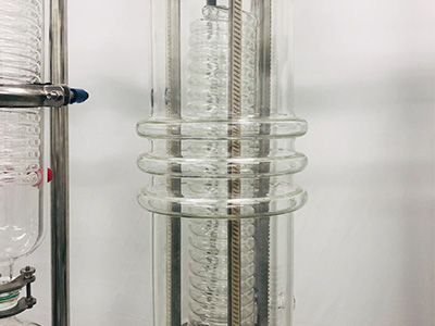 Destilação molecular do evaporador de filme limpo de caminho curto Série B detalhe - O raspador é perpendicular ao evaporador principal e sua resistência ao desgaste é 6 vezes maior que a do raspador de PTFE.