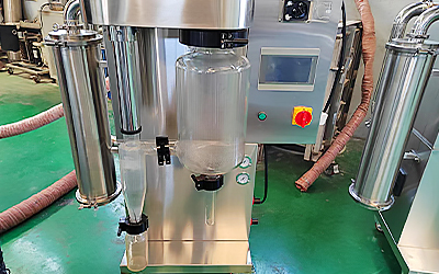 Secador de spray pequeno de laboratório com filtro detalhe - O sistema de pulverização, secagem e recebimento é feito de vidro de alto borossilicato, que tem as vantagens de visualização do processo de limpeza, visualização do processo de atomização, forte resistência a ácidos e álcalis, etc.