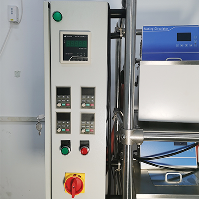 Destilação molecular de filme de aço inoxidável detalhe - A caixa de controle controla a bomba de óleo, a câmara de evaporação principal, alimentação automática, descarga automática, materiais importados, duráveis