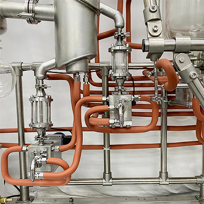 Destilação molecular de filme de aço inoxidável detalhe - O uso de bombas de engrenagens para conduzir a alimentação e descarga automáticas, para pequenas destilações moleculares de nível piloto, para aumentar a produtividade
