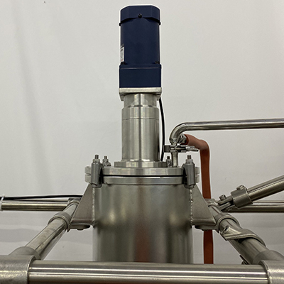 Destilação molecular de filme de aço inoxidável detalhe - Selo magnético, selo especial de alto vácuo, o vácuo final pode estar dentro de 1Pa (os reatores de vidro convencionais usam selos mecânicos, que não podem atingir o vácuo final).