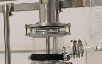Equipamento de destilação molecular de filme limpado para óleo de CBD detalhe - Sistema de acoplamento magnético - material SUS316L. Fonte de acionamento magnético forte multi-nível resistente a altas temperaturas. Importados rolamentos de alta temperatura e corrosão resistentes ao desgaste da Alemanha.
